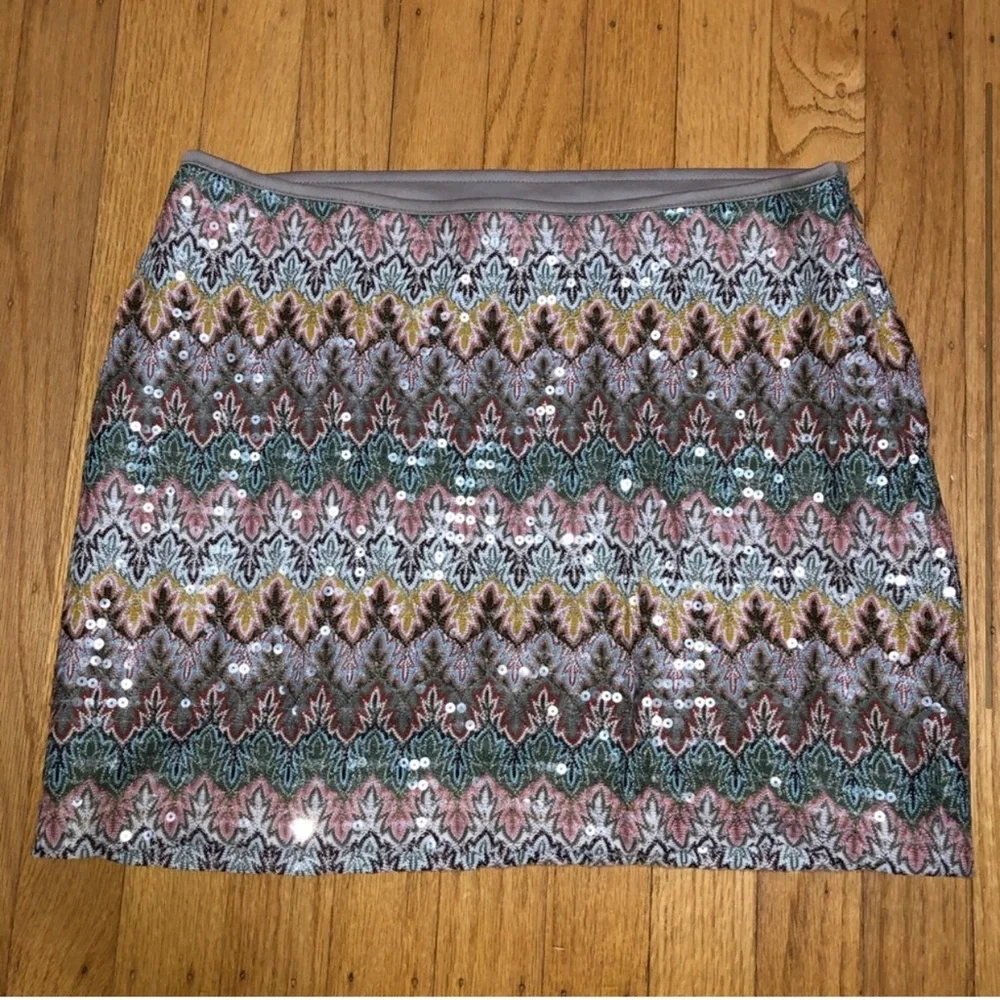 Outfit: T-shirt and skirt! Maroon T-shirt by MADEWELL and multicolored skirt